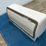 右側に配管出しのパネル穴有